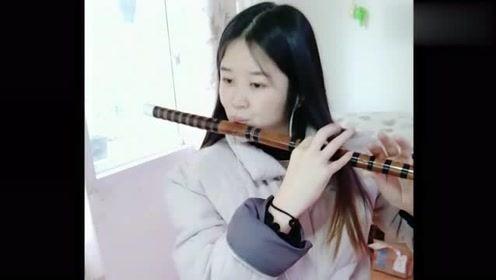 成人学生演奏笛子视频