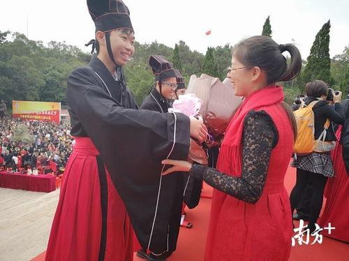 成人礼鱼尾服视频,青春蜕变，华丽绽放