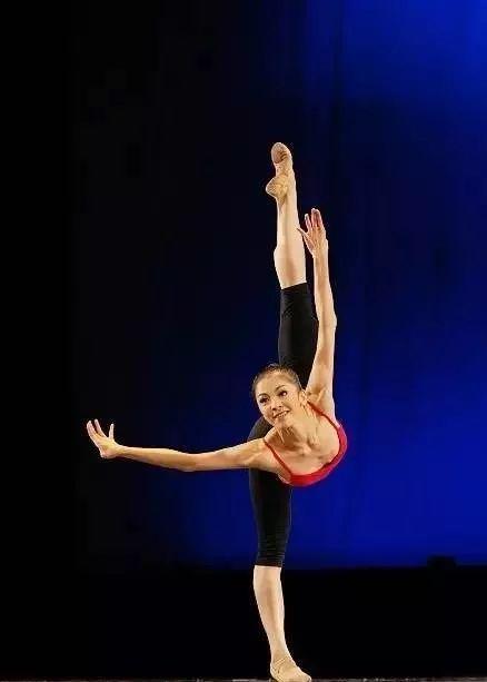 成人彩绸舞蹈视频教程,优雅舞步，绽放魅力