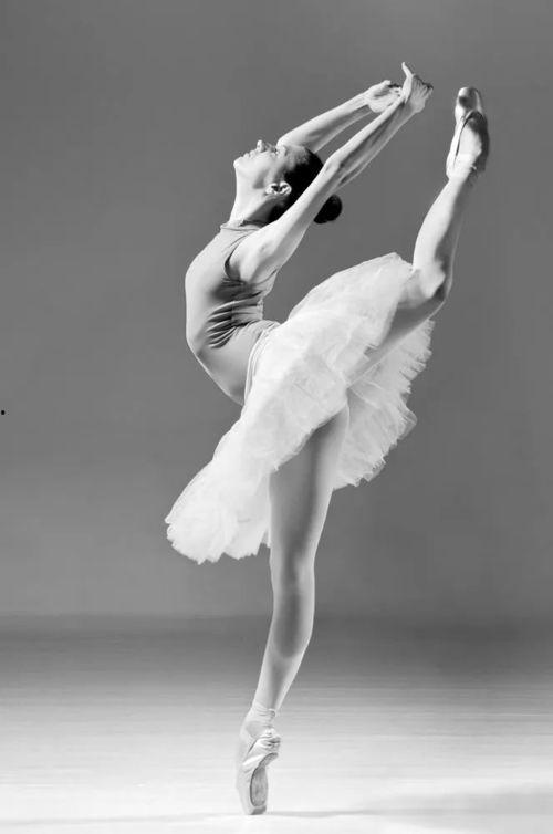 芭蕾成人独舞简单视频,芭蕾成人独舞魅力瞬间