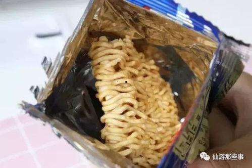 成人吃干脆面的视频图片,成人挑战吃干脆面，趣味横生瞬间捕捉