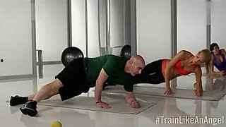 成人单杠视频动作  第2张