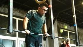 成人单杠视频动作  第3张