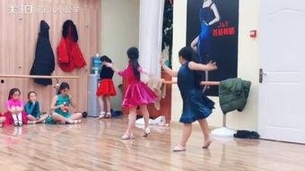 成人简单8人舞蹈视频,动感节奏下的青春活力展现